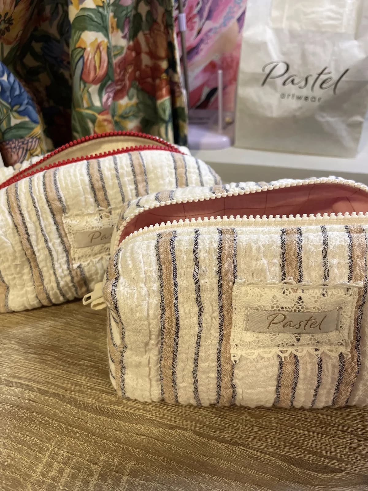 Toalettveske med beige og grå striper – produktdetalj 3