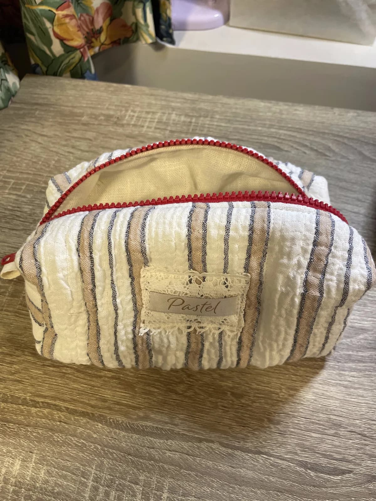 Toalettveske med beige og grå striper – produktdetalj 4