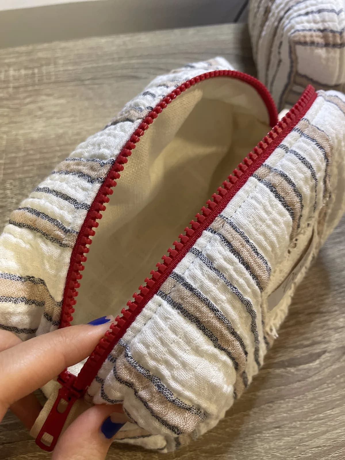 Toalettveske med beige og grå striper – produktdetalj 5