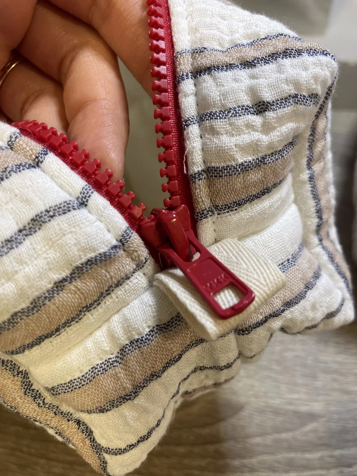 Toalettveske med beige og grå striper – produktdetalj 6