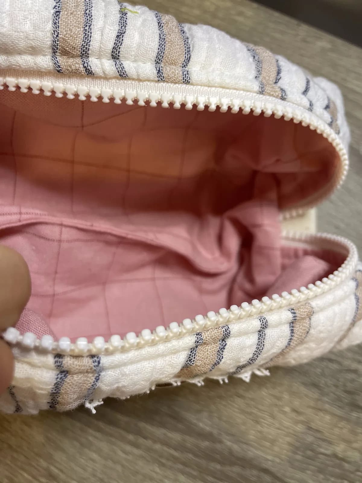 Toalettveske med beige og grå striper – produktdetalj 7