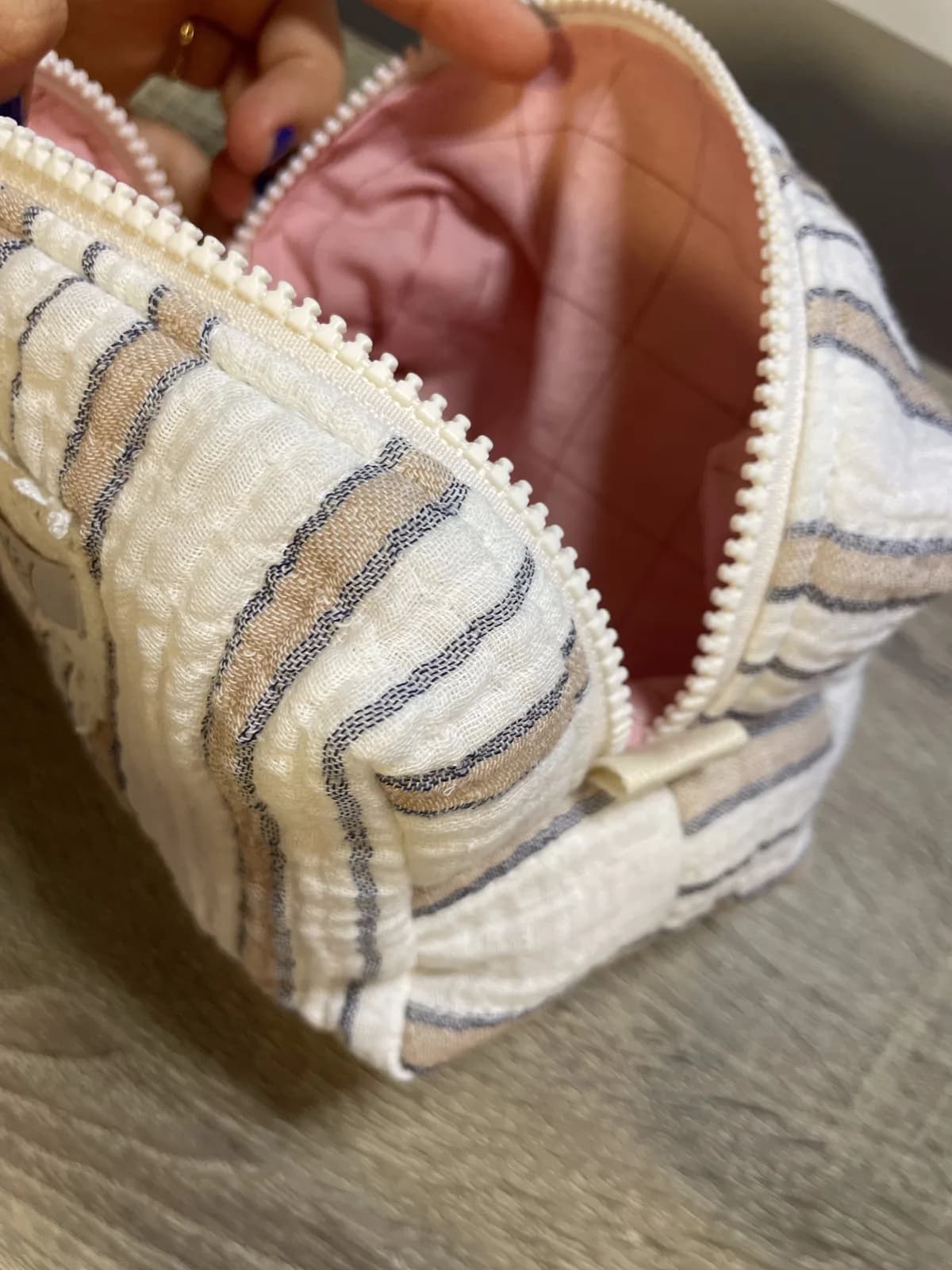 Toalettveske med beige og grå striper – produktdetalj 8