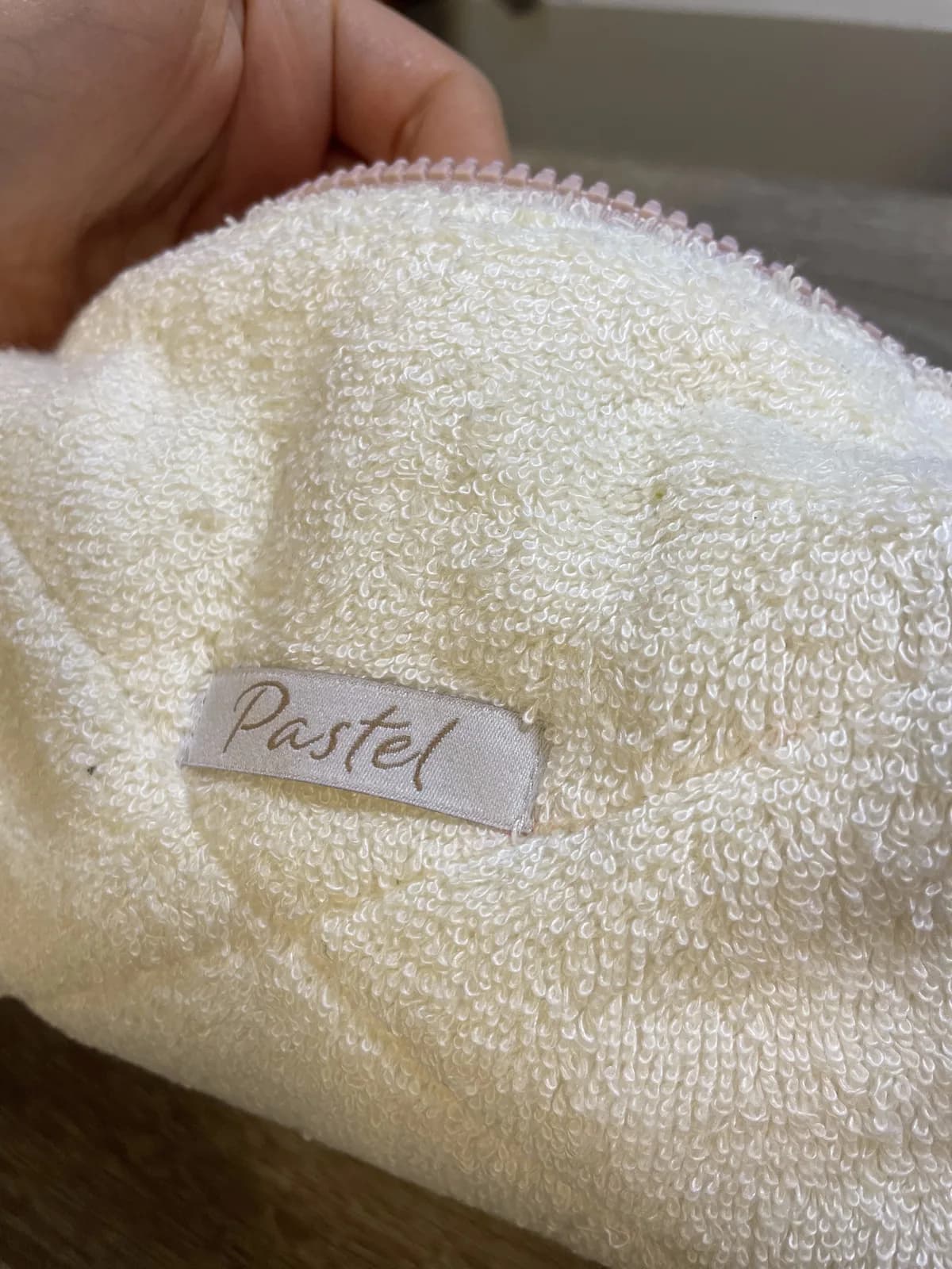 Toalettveske i hvit frotté – produktdetalj 3
