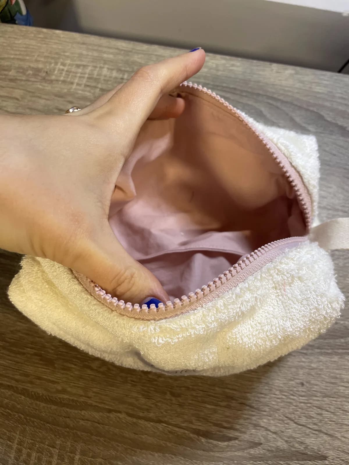 Toalettveske i hvit frotté – produktdetalj 4