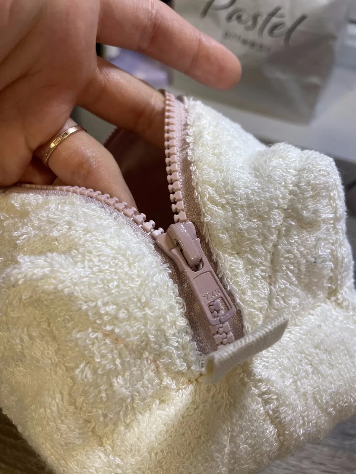 Toalettveske i hvit frotté – produktdetalj 6