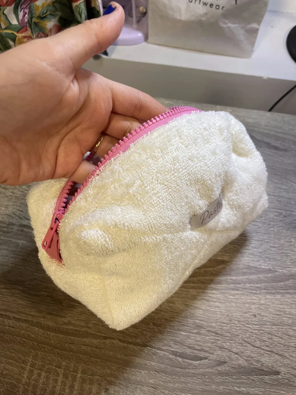 Toalettveske i hvit frotté – produktdetalj 7