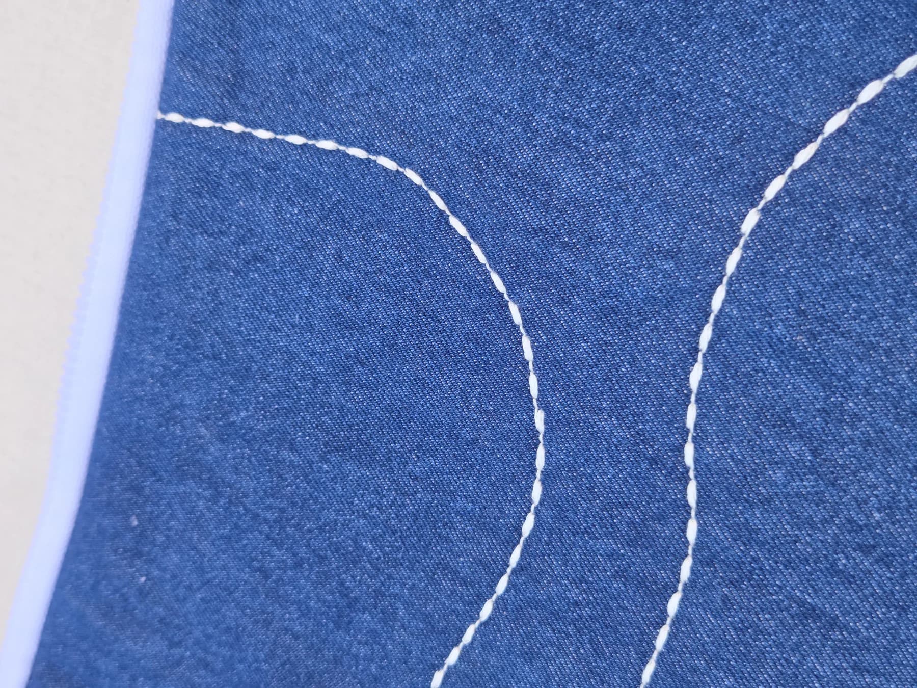 Brodert laptopmappe i denim – produktdetalj 2
