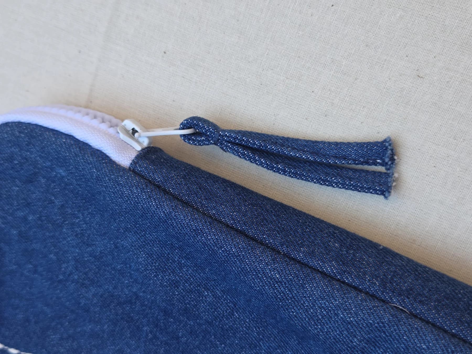 Brodert laptopmappe i denim – produktdetalj 3