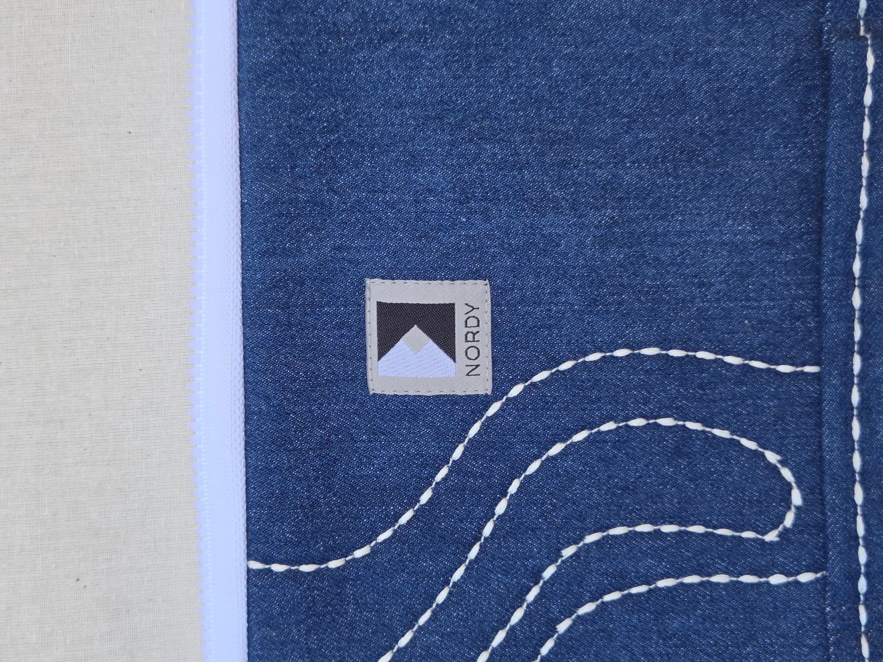 Brodert laptopmappe i denim – produktdetalj 4