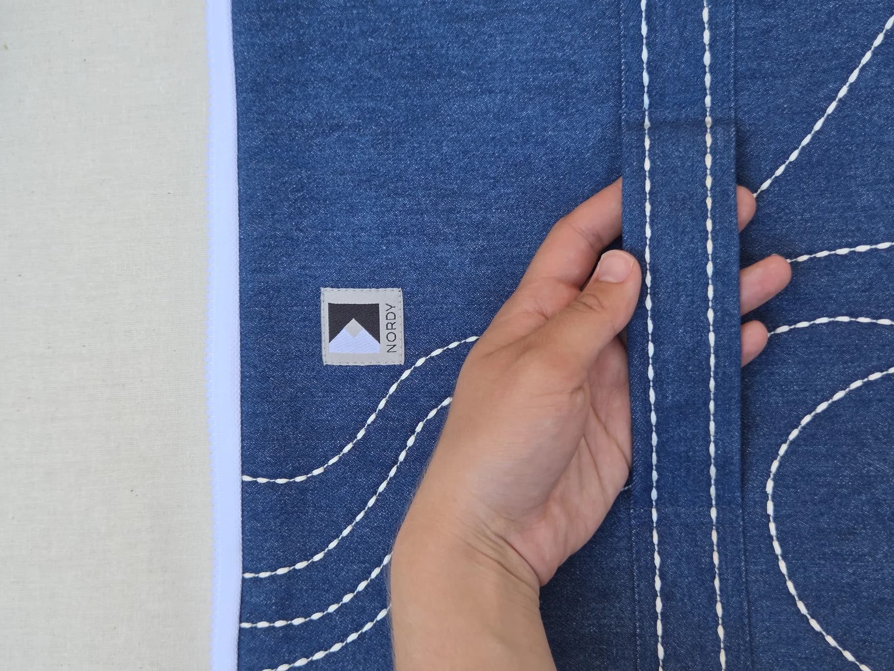 Brodert laptopmappe i denim – produktdetalj 5