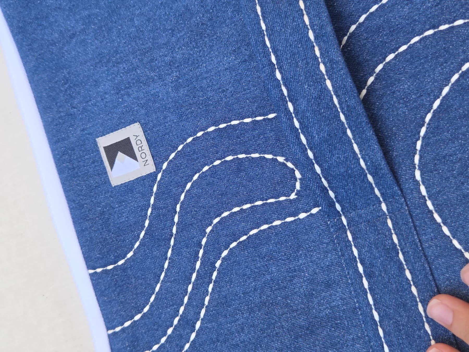 Brodert laptopmappe i denim – produktdetalj 6