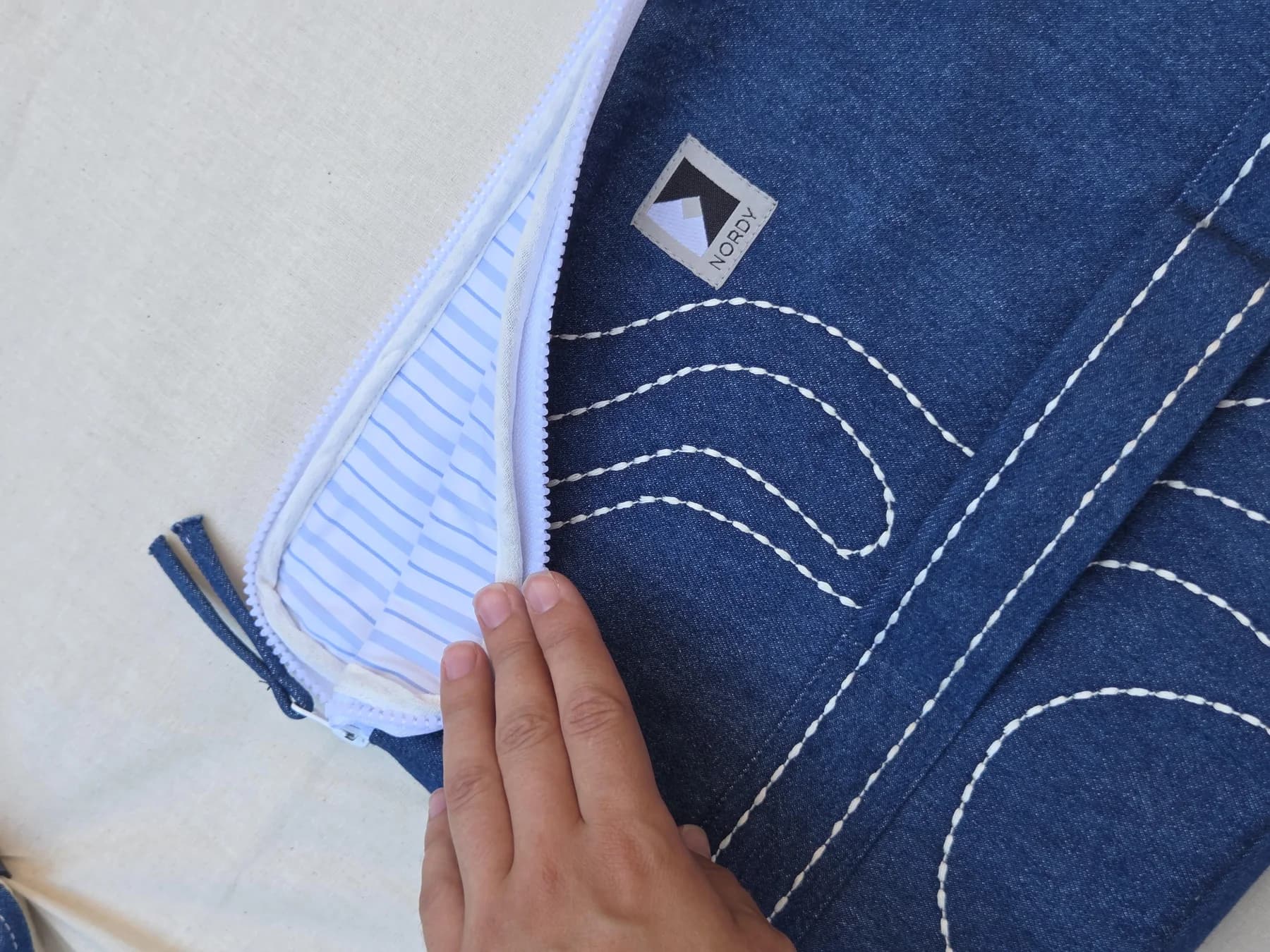 Brodert laptopmappe i denim – produktdetalj 7