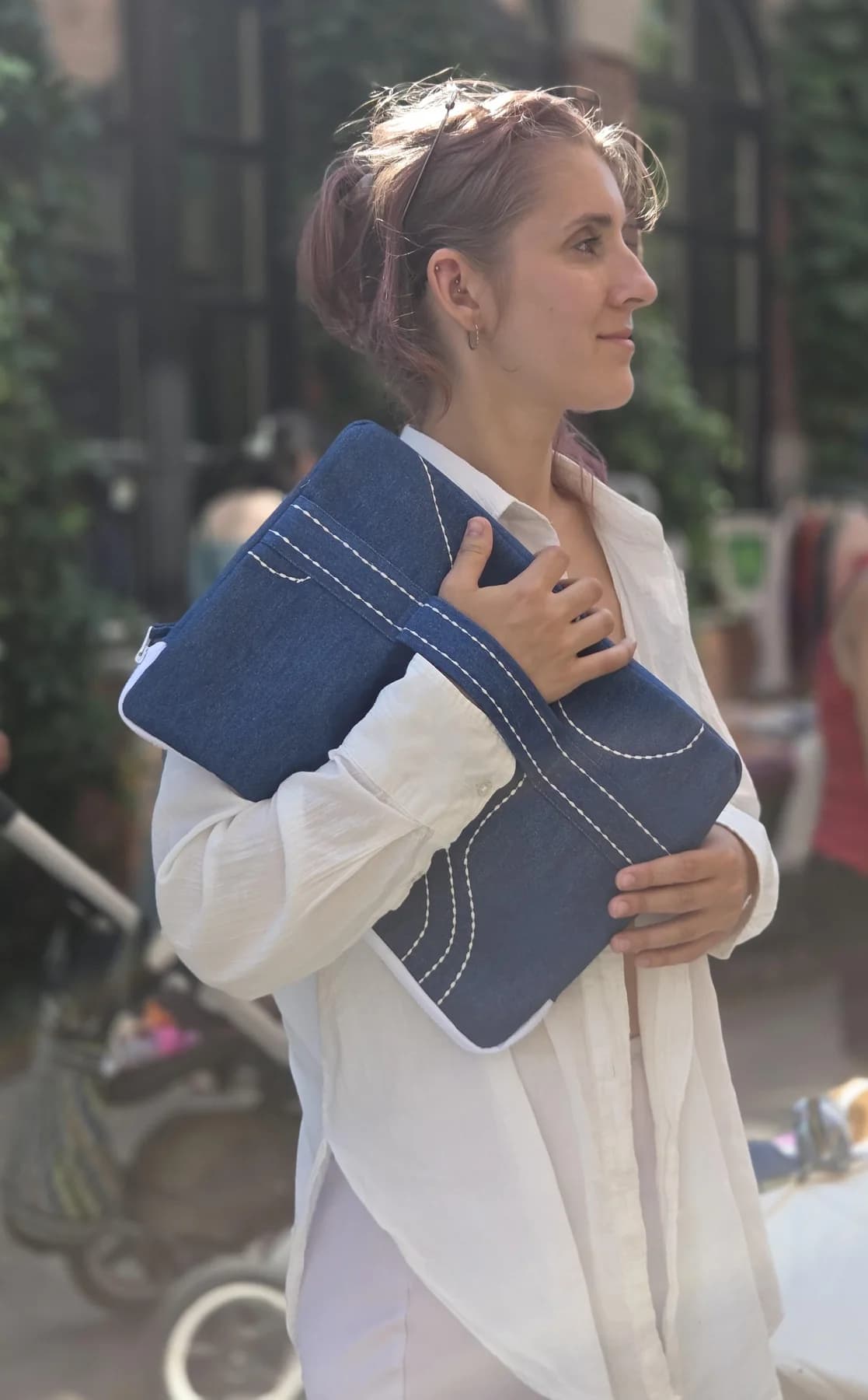 Brodert laptopmappe i denim – produktdetalj 8