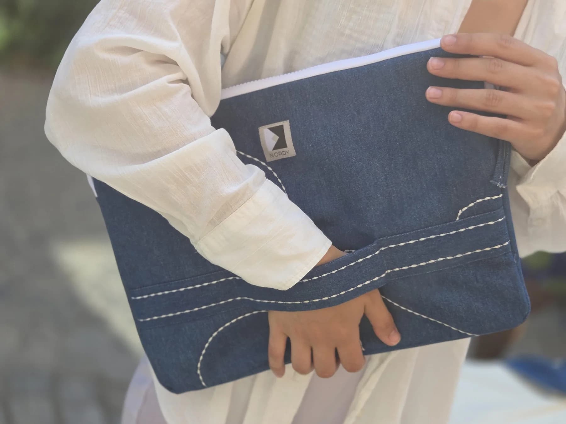 Brodert laptopmappe i denim – produktdetalj 9