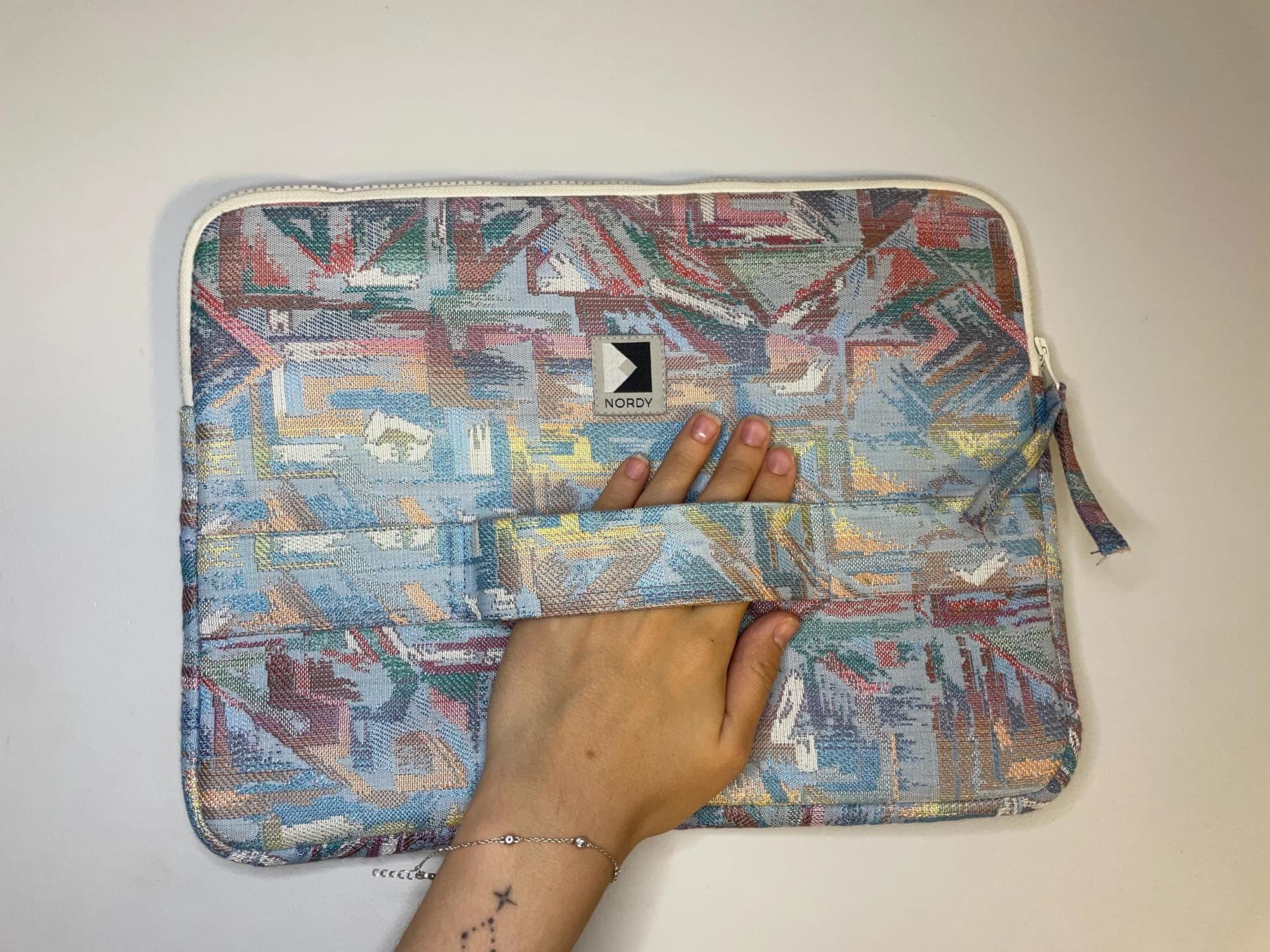 Laptopmappe i gjenbrukt vintage-jacquard – produktdetalj 2
